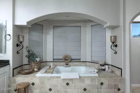 Bath - 3725 E Bryce Ln, Phoenix, AZ 85050 photo 3 of 10