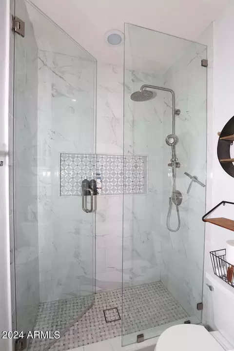 Bath - 3725 E Bryce Ln, Phoenix, AZ 85050 photo 5 of 10
