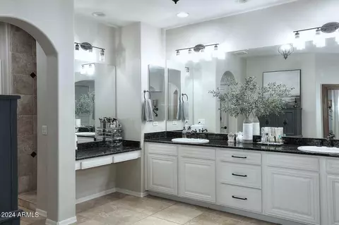 Bath - 3725 E Bryce Ln, Phoenix, AZ 85050 photo 2 of 10