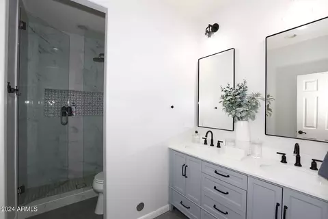 Bath - 3725 E Bryce Ln, Phoenix, AZ 85050 photo 4 of 10