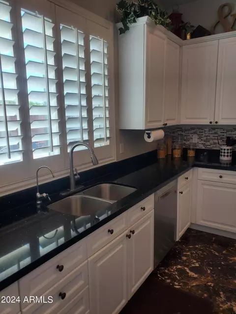 Kitchen - 2884 E Clifton Ct, Gilbert, AZ 85295 photo 3 of 10