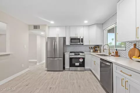 523 E Butler Dr, Phoenix, AZ 85020 photo 9
