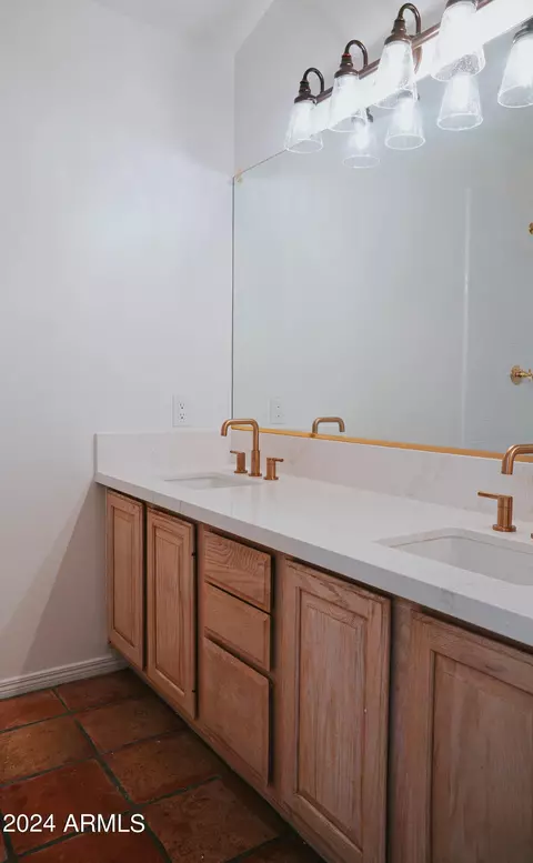 Bath - 4701 E Cholla St, Phoenix, AZ 85028 photo 7 of 8