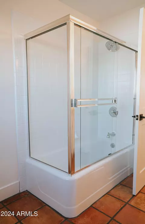Bath - 4701 E Cholla St, Phoenix, AZ 85028 photo 5 of 8