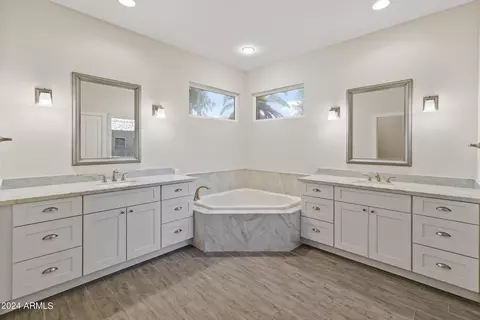 Bath - 7327 N 21st Pl, Phoenix, AZ 85020 photo 1 of 6