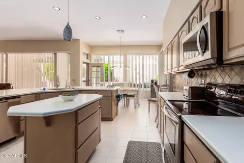 Kitchen - 2032 E Taxidea Way, Phoenix, AZ 85048 photo 5 of 6