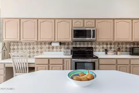 Kitchen - 2032 E Taxidea Way, Phoenix, AZ 85048 photo 3 of 6