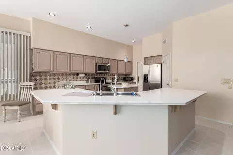 Kitchen - 2032 E Taxidea Way, Phoenix, AZ 85048 photo 2 of 6