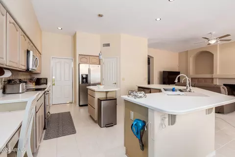 Kitchen - 2032 E Taxidea Way, Phoenix, AZ 85048 photo 4 of 6
