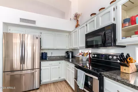 Kitchen - 3445 E Topeka Dr, Phoenix, AZ 85050 photo 6 of 7