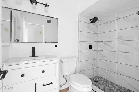 Bath - 4816 E Capistrano Ave, Phoenix, AZ 85044 photo 2 of 2