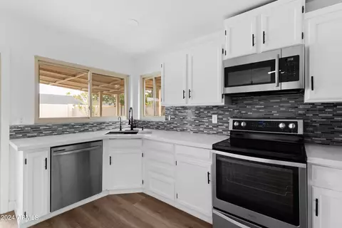 Kitchen - 4816 E Capistrano Ave, Phoenix, AZ 85044 photo 5 of 6
