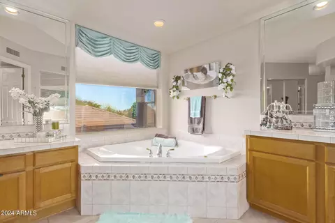 Bath - 2718 E Claire Dr, Phoenix, AZ 85032 photo 5 of 7