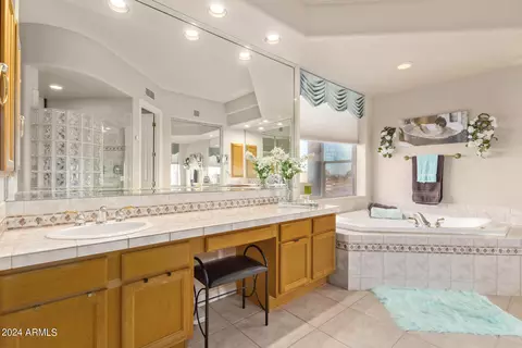 Bath - 2718 E Claire Dr, Phoenix, AZ 85032 photo 3 of 7