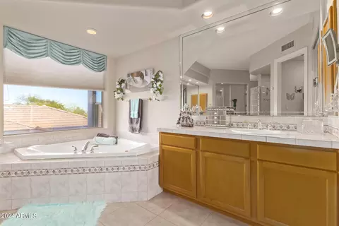 Bath - 2718 E Claire Dr, Phoenix, AZ 85032 photo 4 of 7