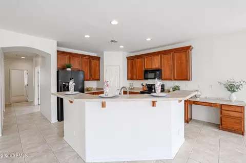 Kitchen - 1825 E Beautiful Ln, Phoenix, AZ 85042 photo 4 of 7