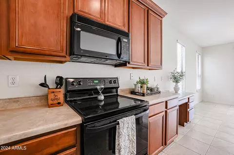 Kitchen - 1825 E Beautiful Ln, Phoenix, AZ 85042 photo 7 of 7