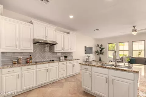 Kitchen - 3970 E Crest Ln, Phoenix, AZ 85050 photo 3 of 7