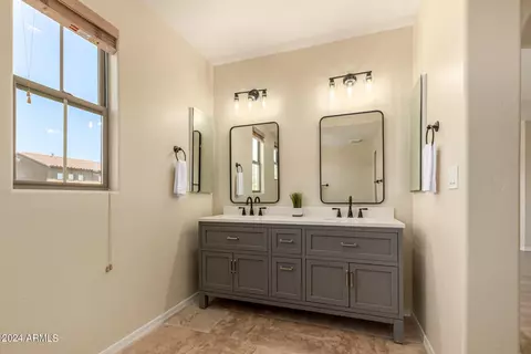 Bath - 3970 E Crest Ln, Phoenix, AZ 85050 photo 1 of 8