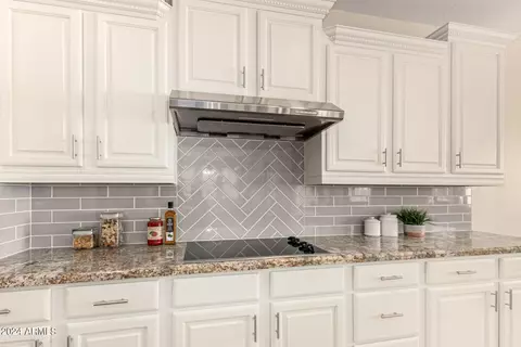 Kitchen - 3970 E Crest Ln, Phoenix, AZ 85050 photo 4 of 7