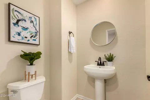 Bath - 3970 E Crest Ln, Phoenix, AZ 85050 photo 6 of 8