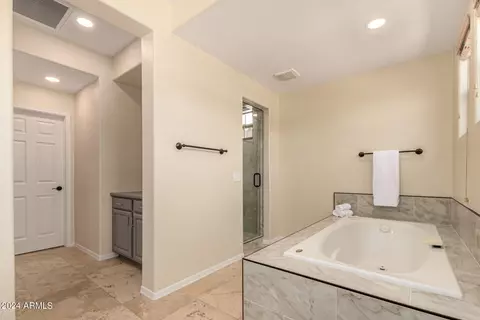 Bath - 3970 E Crest Ln, Phoenix, AZ 85050 photo 2 of 8
