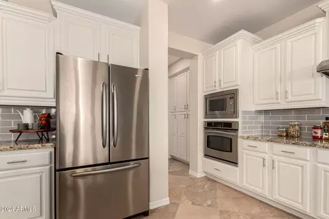 Kitchen - 3970 E Crest Ln, Phoenix, AZ 85050 photo 5 of 7