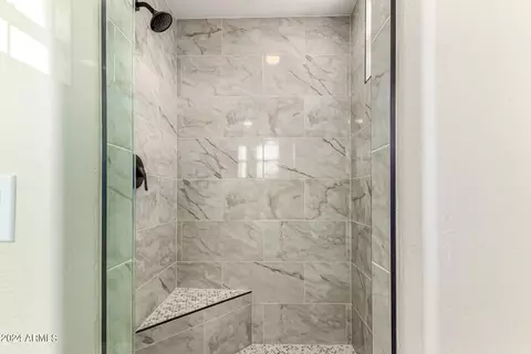 Bath - 3970 E Crest Ln, Phoenix, AZ 85050 photo 3 of 8
