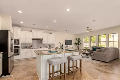 Kitchen - 3970 E Crest Ln, Phoenix, AZ 85050 photo 2 of 7