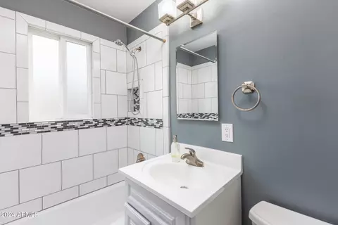 Bath - 4518 N 12th Dr, Phoenix, AZ 85013 photo 3 of 3