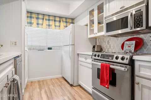 Kitchen - 11832 S Magic Stone Dr, Phoenix, AZ 85044 photo 2 of 2