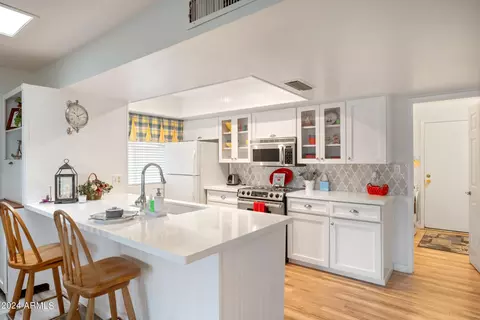 Kitchen - 11832 S Magic Stone Dr, Phoenix, AZ 85044 photo 1 of 2