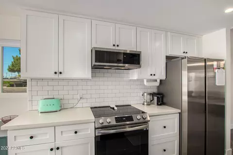 Kitchen - 3042 E Cannon Dr, Phoenix, AZ 85028 photo 3 of 6