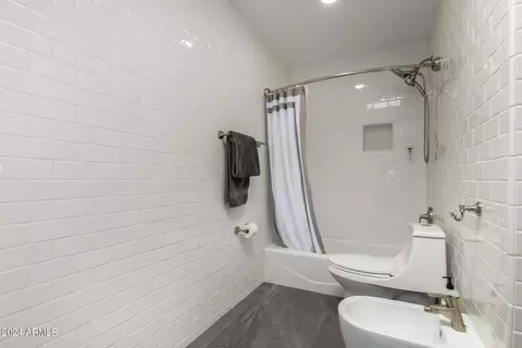 Bath - 3042 E Cannon Dr, Phoenix, AZ 85028 photo 2 of 5