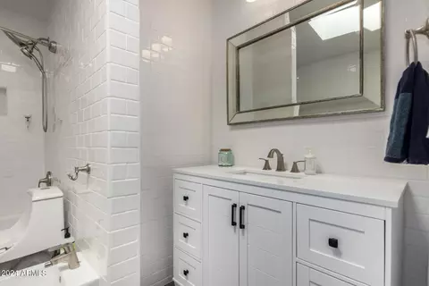 Bath - 3042 E Cannon Dr, Phoenix, AZ 85028 photo 1 of 5