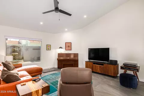 Living - 3042 E Cannon Dr, Phoenix, AZ 85028 photo 1 of 4