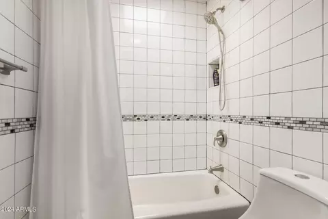 Bath - 3042 E Cannon Dr, Phoenix, AZ 85028 photo 4 of 5