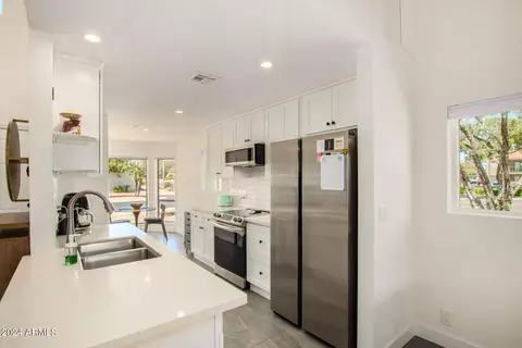 Kitchen - 3042 E Cannon Dr, Phoenix, AZ 85028 photo 2 of 6