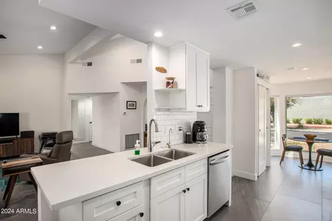 Kitchen - 3042 E Cannon Dr, Phoenix, AZ 85028 photo 4 of 6