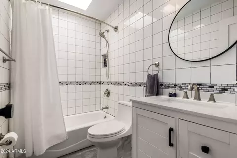 Bath - 3042 E Cannon Dr, Phoenix, AZ 85028 photo 3 of 5