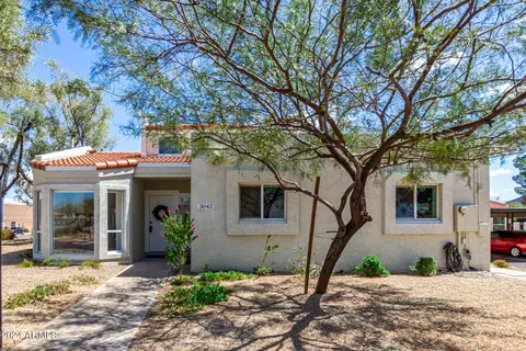 Exterior - 3042 E Cannon Dr, Phoenix, AZ 85028 photo 2 of 16