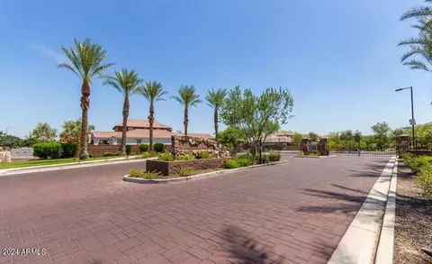 840 E Gary Ln, Phoenix, AZ 85042 photo 2