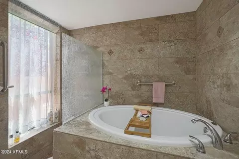 Bath - 901 E Beck Ln, Phoenix, AZ 85022 photo 1 of 5