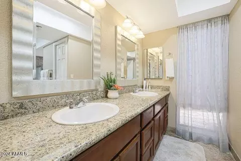 Bath - 901 E Beck Ln, Phoenix, AZ 85022 photo 2 of 5