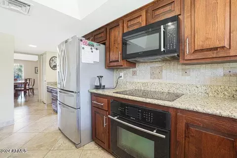 Kitchen - 901 E Beck Ln, Phoenix, AZ 85022 photo 2 of 6