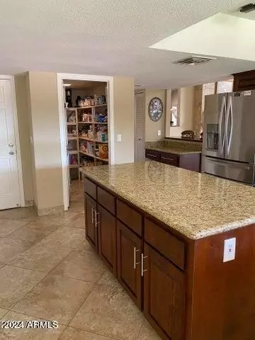 Kitchen - 901 E Beck Ln, Phoenix, AZ 85022 photo 5 of 6