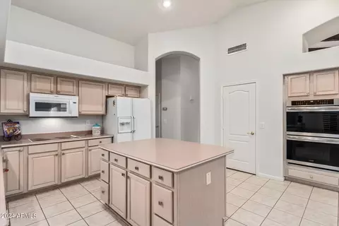 Kitchen - 904 E Constitution Dr, Gilbert, AZ 85296 photo 4 of 5