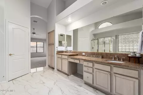 Bath - 904 E Constitution Dr, Gilbert, AZ 85296 photo 3 of 5