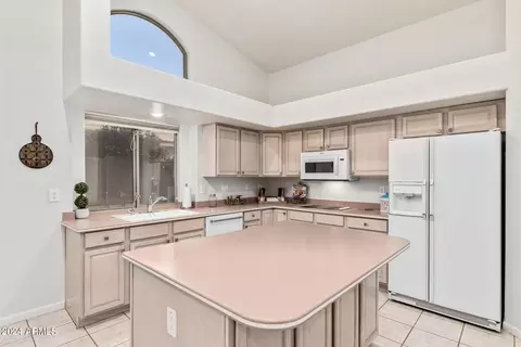Kitchen - 904 E Constitution Dr, Gilbert, AZ 85296 photo 3 of 5