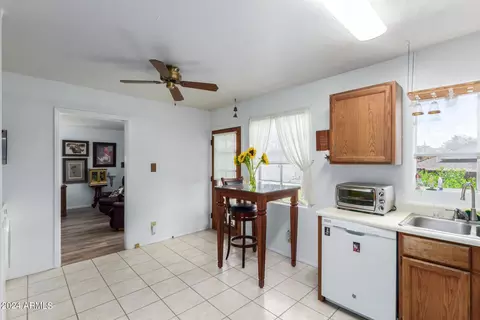 Kitchen - 1202 E Shangri La Rd, Phoenix, AZ 85020 photo 5 of 5